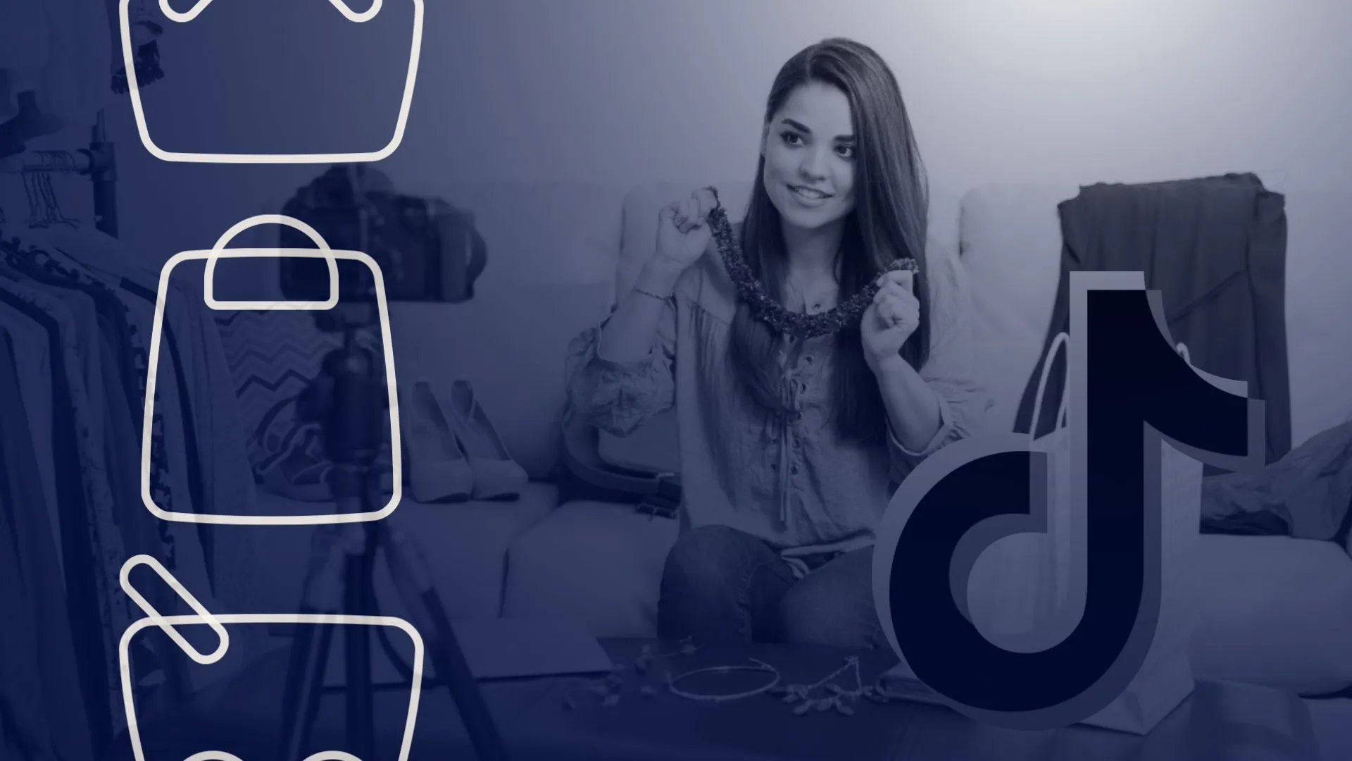 Criadora de conteúdo apresentando produto como TikTok Shop Seller durante transmissão para vendas ao vivo.