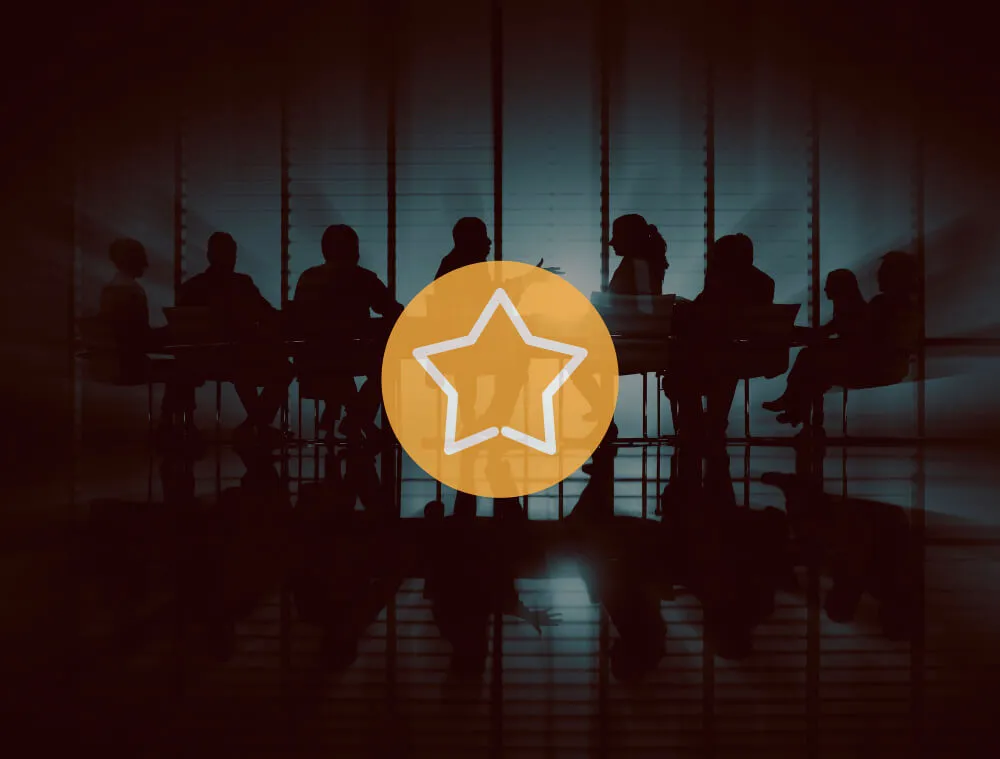 Silhuetas de profissionais reunidos em uma sala de reunião, representando excelência operacional no ambiente corporativo.