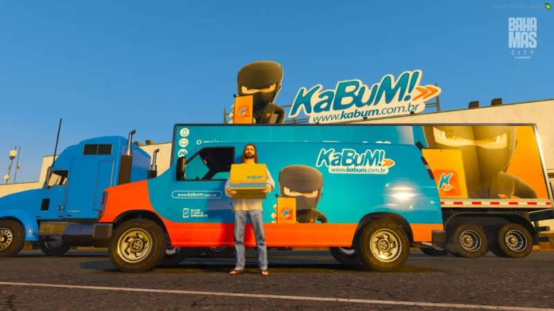 Homem segurando uma caixa de papelão da KaBuM! em frente a uma van e um caminhão de entregas personalizados com o logotipo azul e laranja e o mascote ninja da marca.