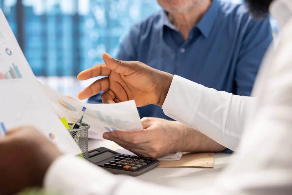 Pessoas analisando o melhor conciliador financeiro para marketplaces