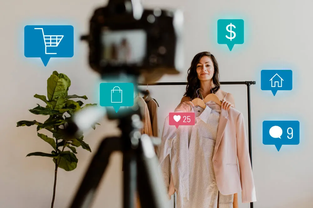 Mulher apresenta roupas em frente a uma câmera durante live commerce, com ícones de compras e interações na tela.
