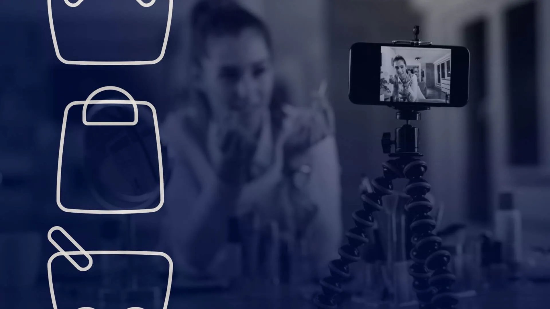 Criadora de conte&uacute;do grava tutorial de maquiagem com smartphone, representando uma live no TikTok Shop.