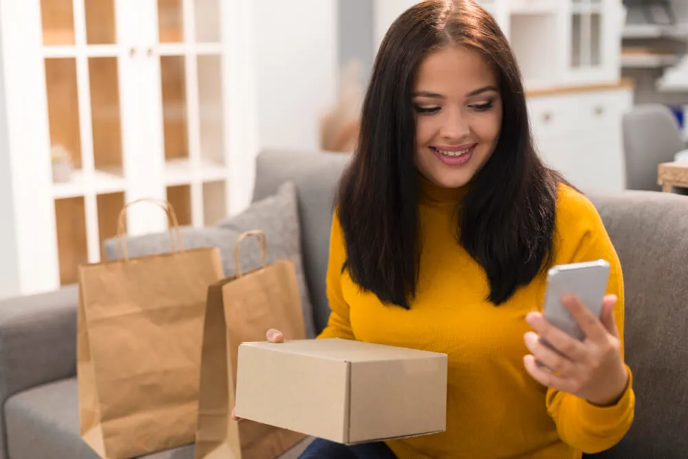 Cliente recebe compra de marketplace de pontos e loyalty enquanto acompanha o pedido pelo celular.