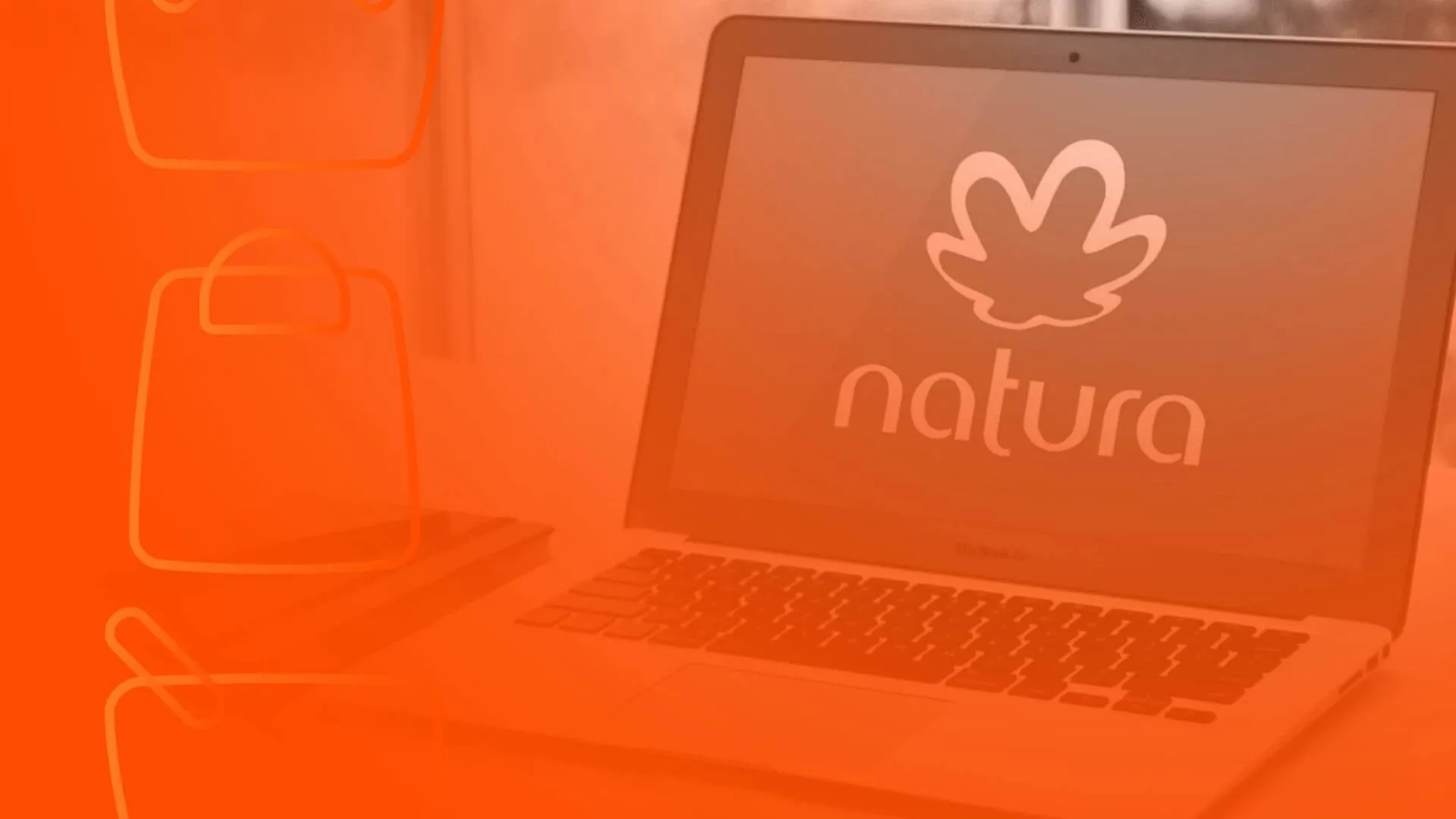 Computador com a logo da Natura simbolizando a venda em marketplace internacional